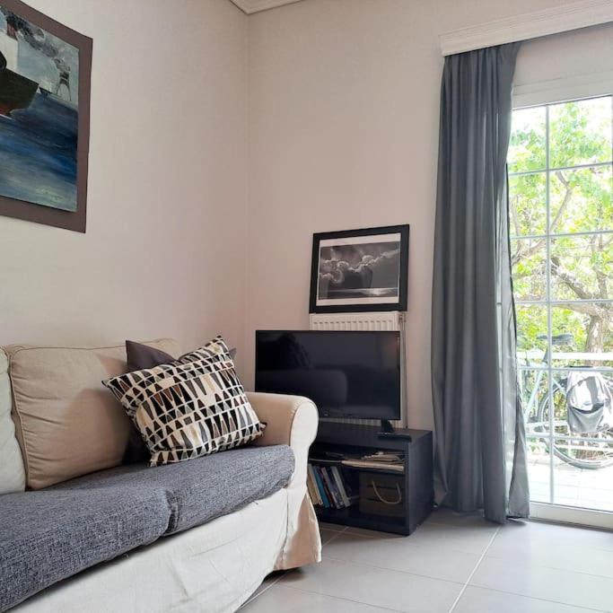 20' From The Airport,20' From The Center Of Athen